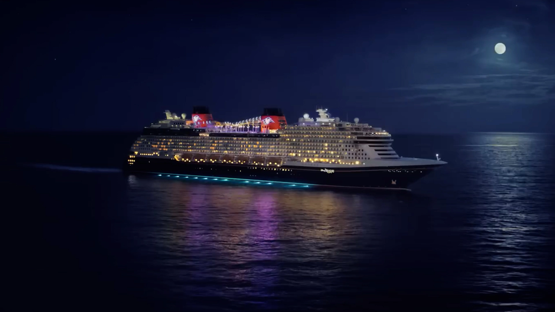 Crucero navegando al atardecer